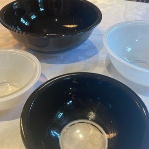 Vintage Pyrex bowls
